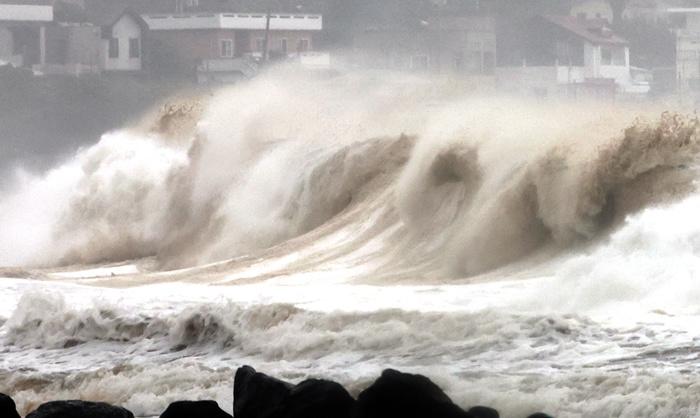 韩国济州岛浪高雨急