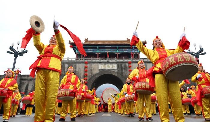 各地民众花式闹新春 