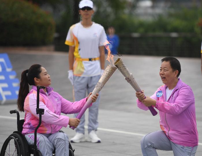 杭州亚残运会火炬传递启动