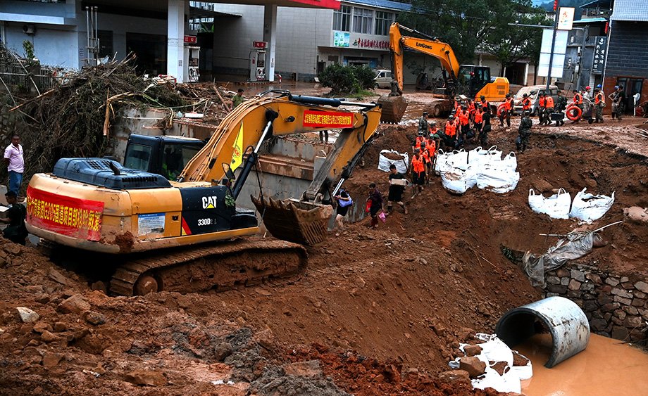 直击福建武平暴雨灾区：争分夺秒灾后自救互救